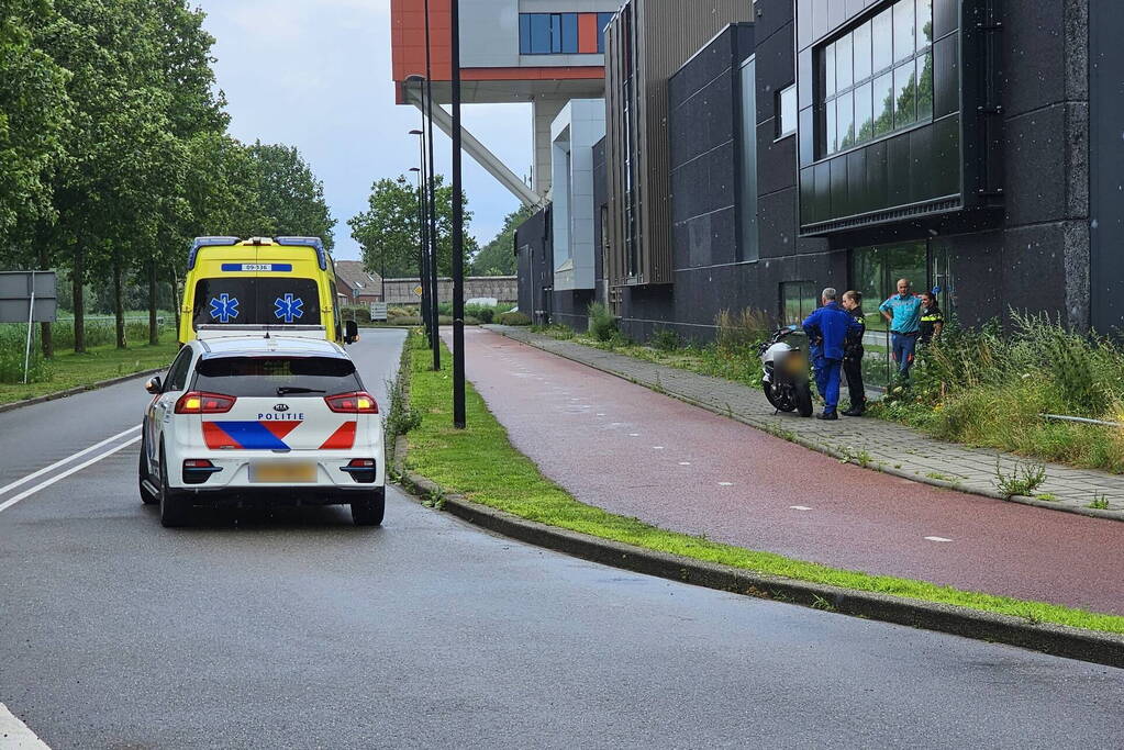 Motorrijder gaat onderuit en raakt gewond