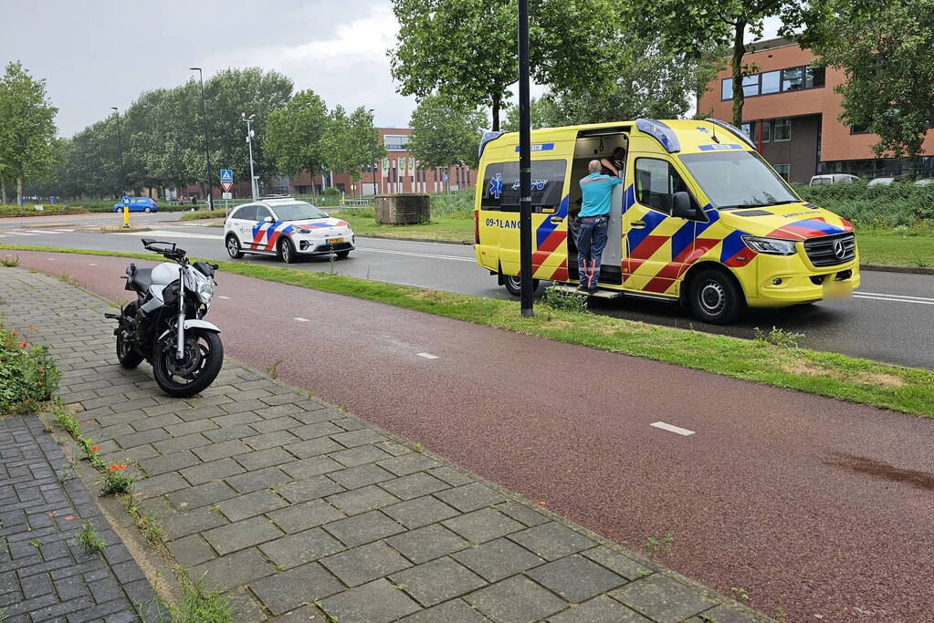 Motorrijder gaat onderuit en raakt gewond