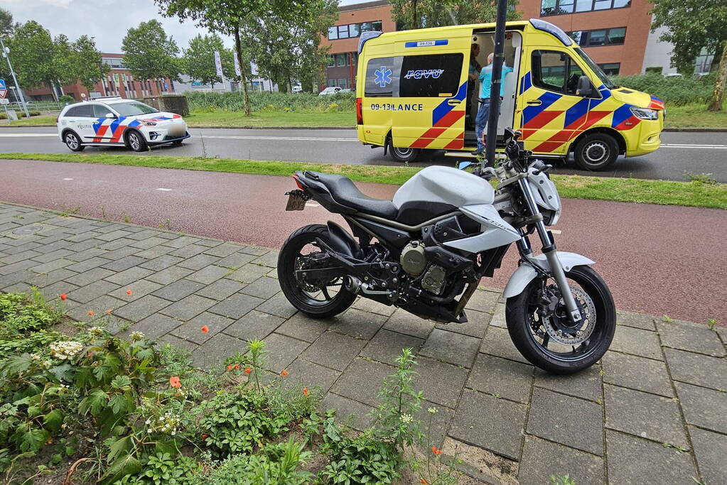 Motorrijder gaat onderuit en raakt gewond