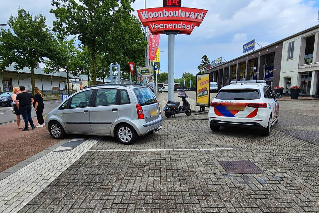 Scooterrijder gewond bij aanrijding bij uitrit