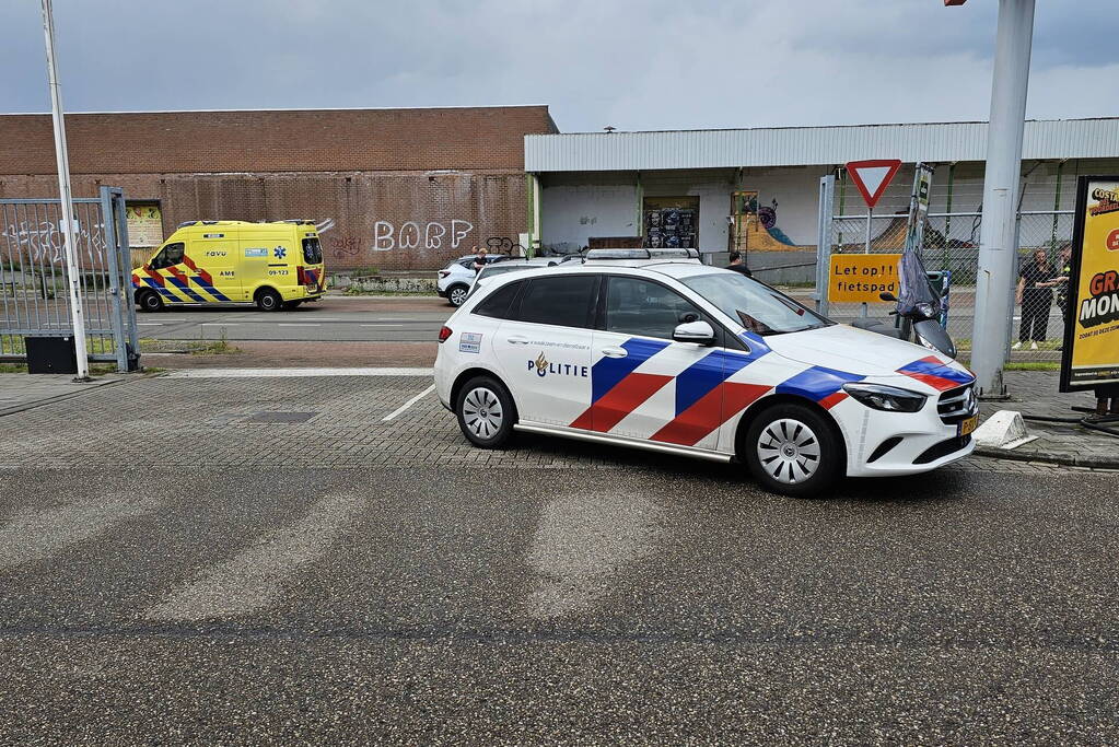 Scooterrijder gewond bij aanrijding bij uitrit