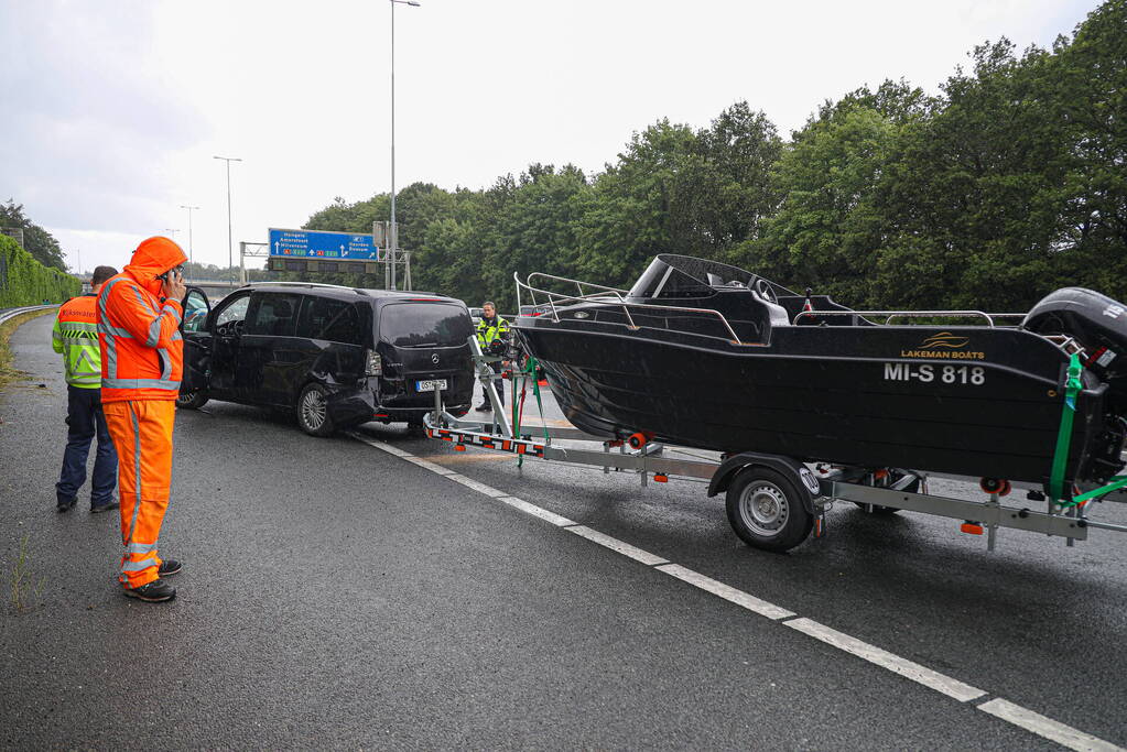 Duitse toerist schaart met aanhanger op snelweg