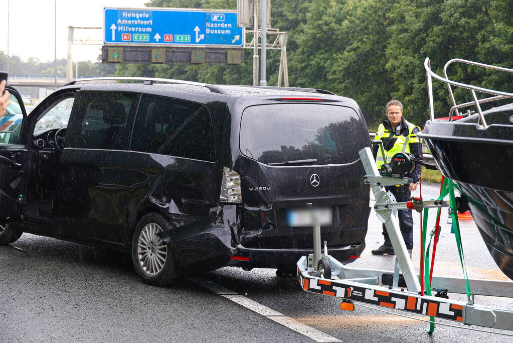 Duitse toerist schaart met aanhanger op snelweg