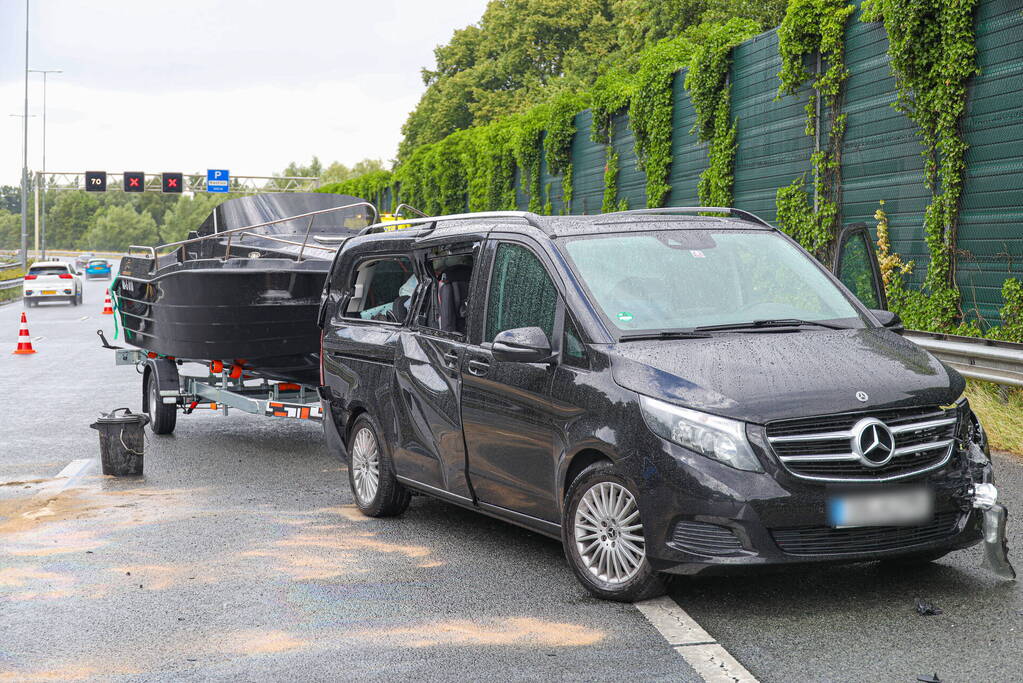 Duitse toerist schaart met aanhanger op snelweg