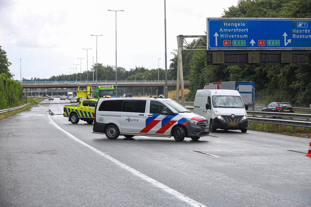 Duitse toerist schaart met aanhanger op snelweg