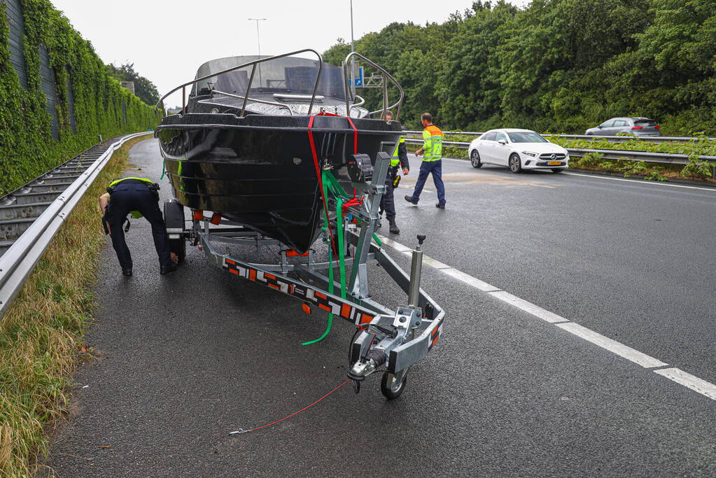 Duitse toerist schaart met aanhanger op snelweg