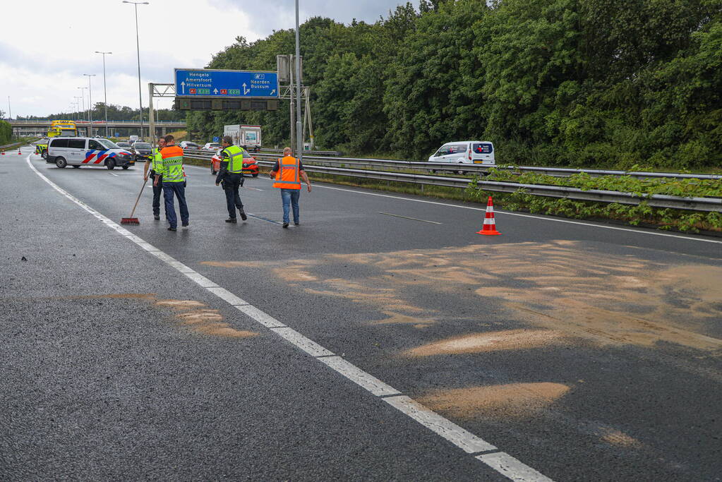 Duitse toerist schaart met aanhanger op snelweg