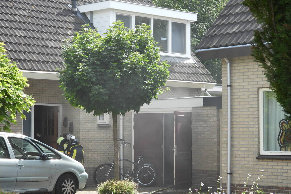 Bewoner ademt rook in bij woningbrand