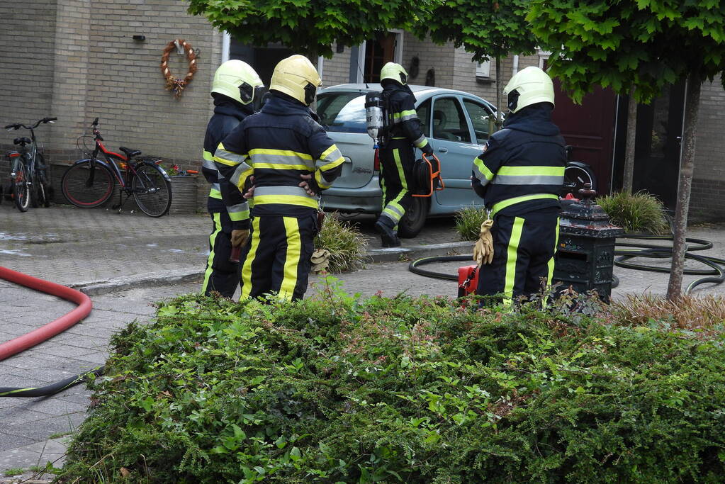 Bewoner ademt rook in bij woningbrand