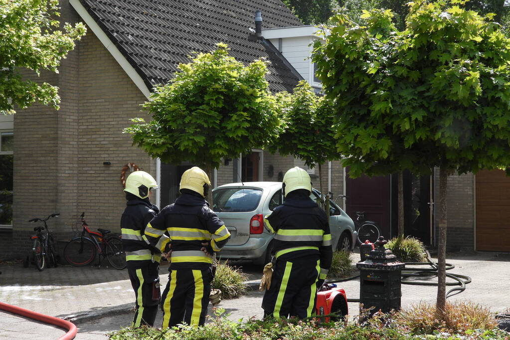 Bewoner ademt rook in bij woningbrand