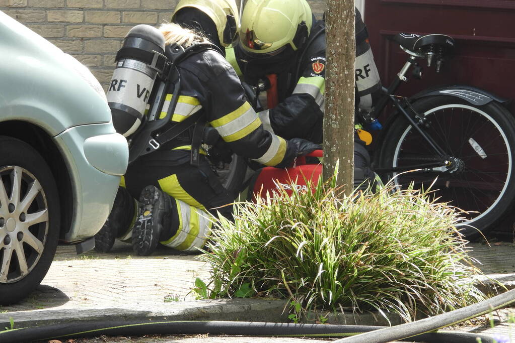 Bewoner ademt rook in bij woningbrand