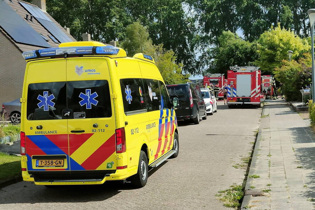 Bewoner ademt rook in bij woningbrand