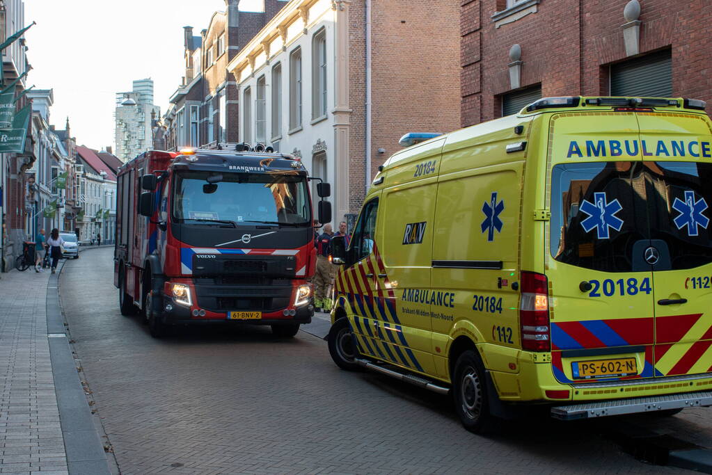 Persoon ademt rook in bij brand in zorginstelling