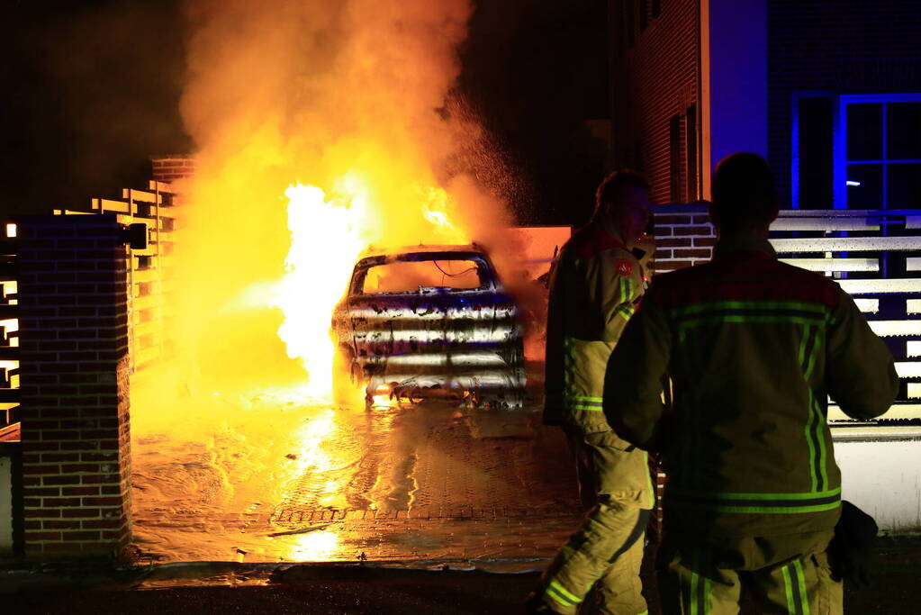 Auto door brand verwoest na explosie