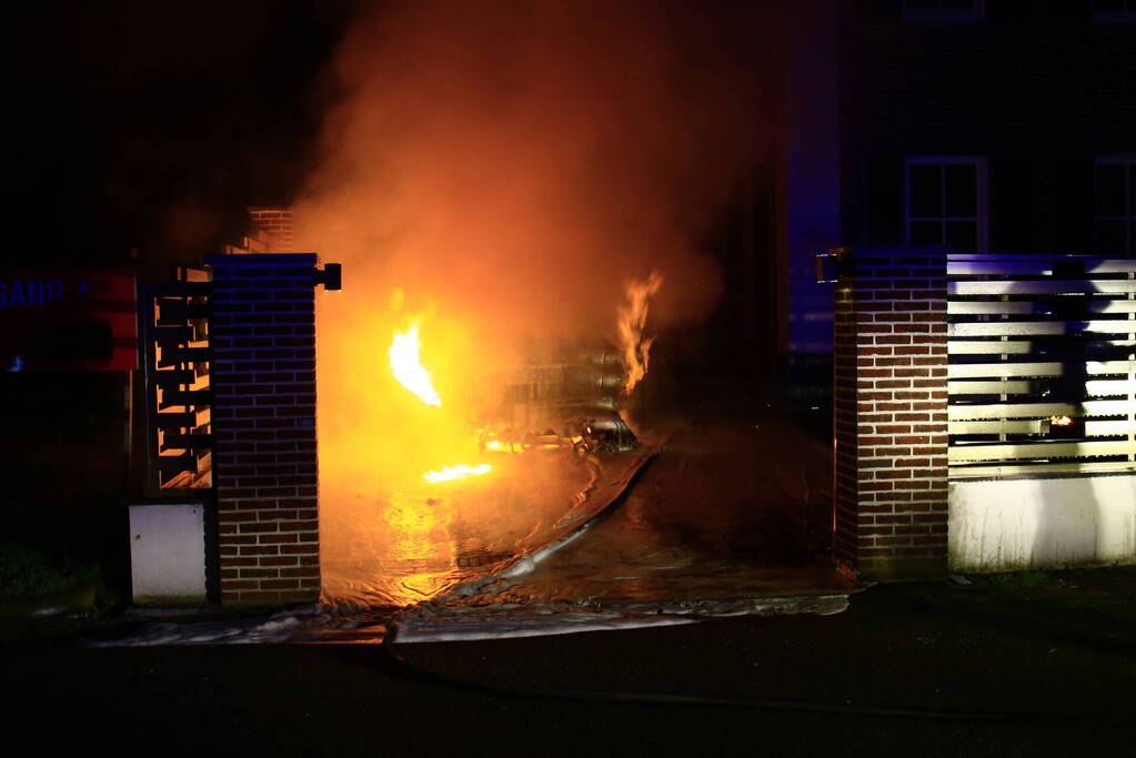 Auto door brand verwoest na explosie