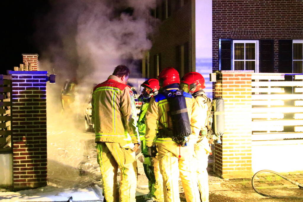 Auto door brand verwoest na explosie