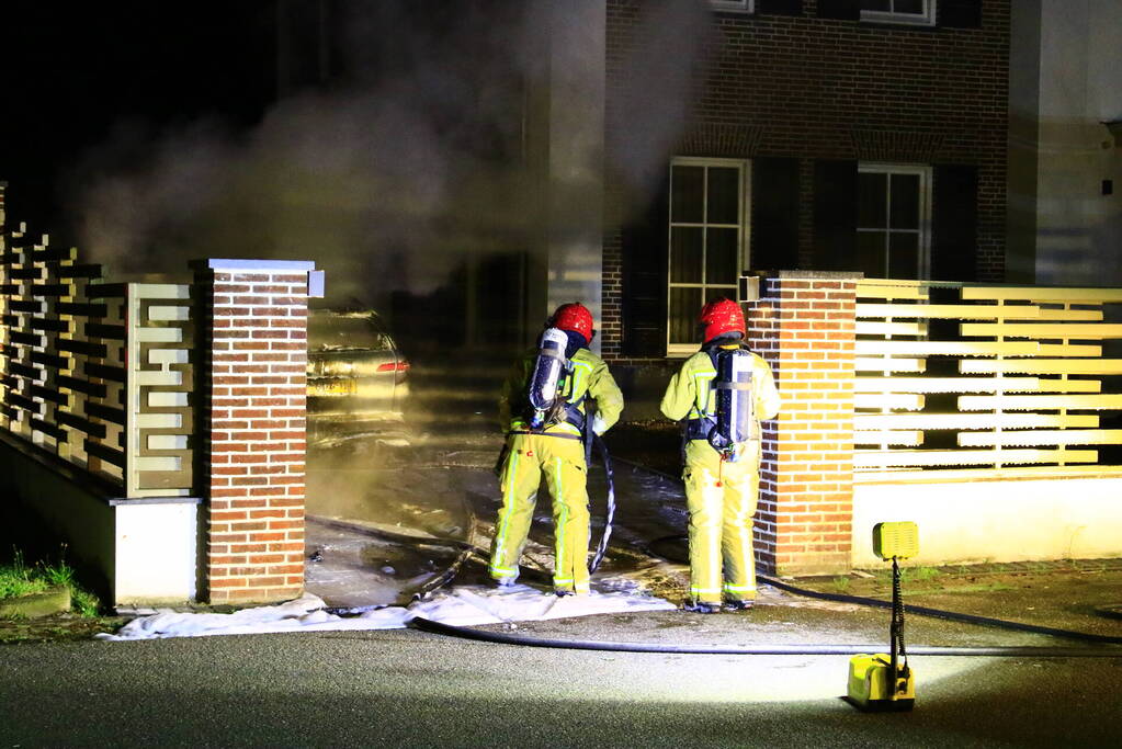 Auto door brand verwoest na explosie