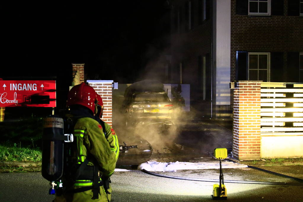 Auto door brand verwoest na explosie