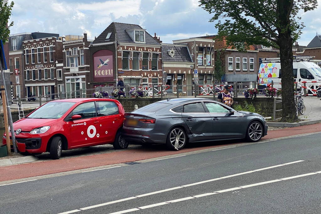 Automobilist botst op geparkeerde auto