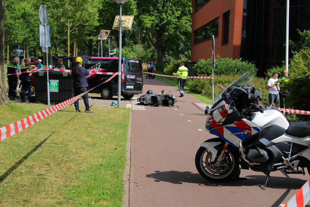 Scooterrijder zwaargewond bij botsing met bestelbus