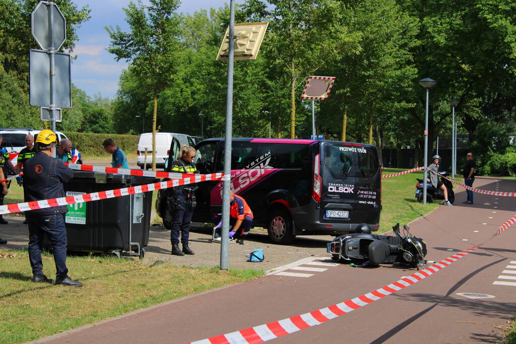 Scooterrijder zwaargewond bij botsing met bestelbus