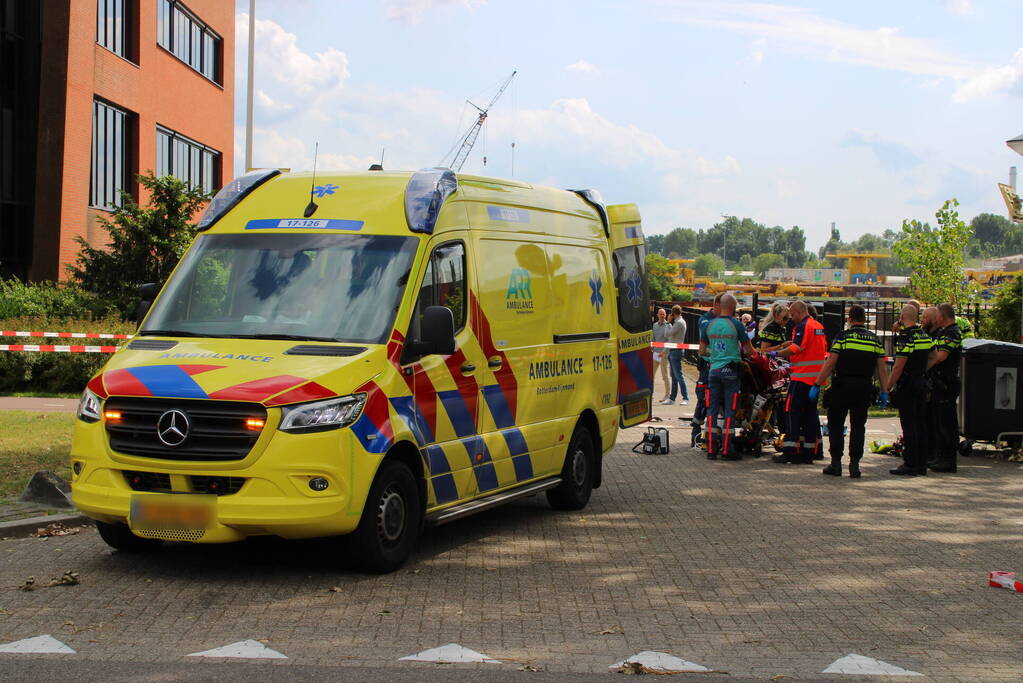 Scooterrijder zwaargewond bij botsing met bestelbus