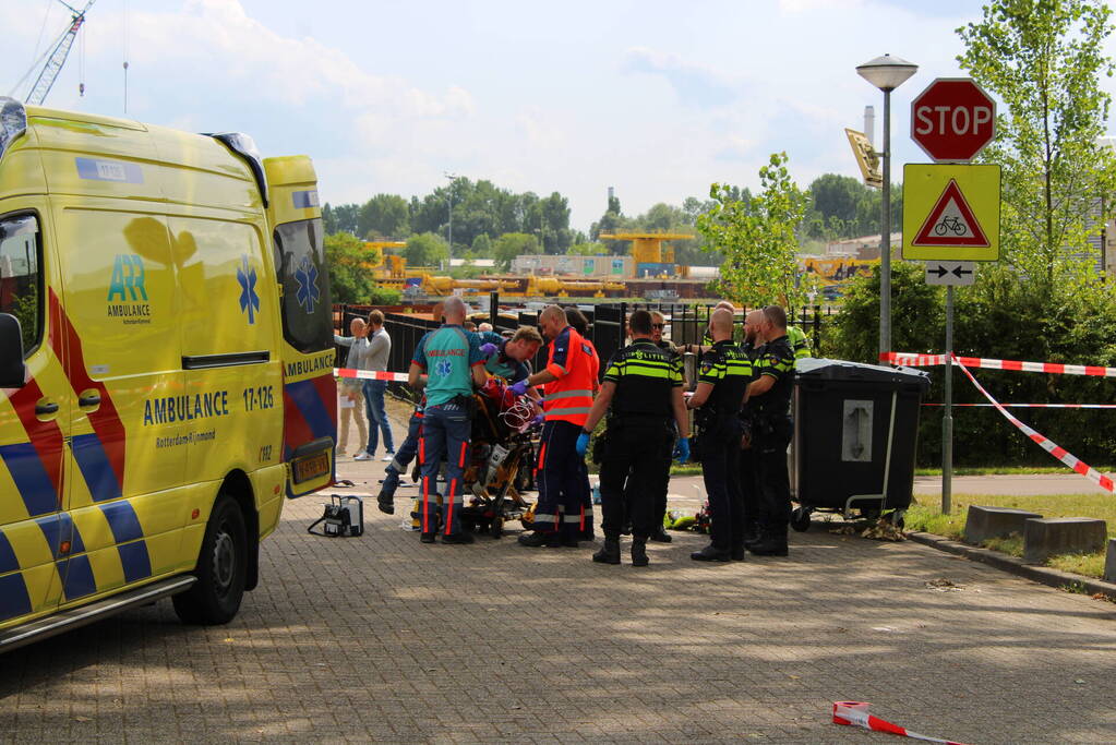 Scooterrijder zwaargewond bij botsing met bestelbus