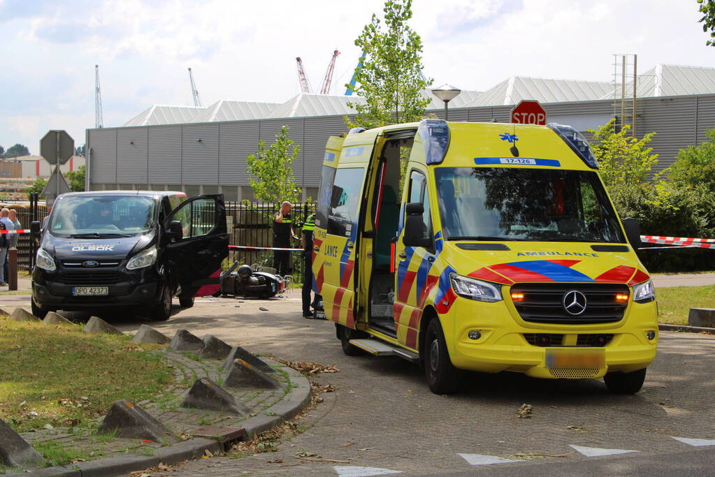 Scooterrijder zwaargewond bij botsing met bestelbus