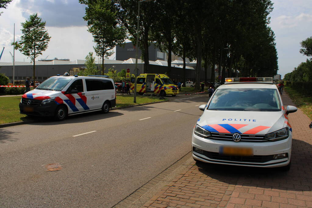 Scooterrijder zwaargewond bij botsing met bestelbus