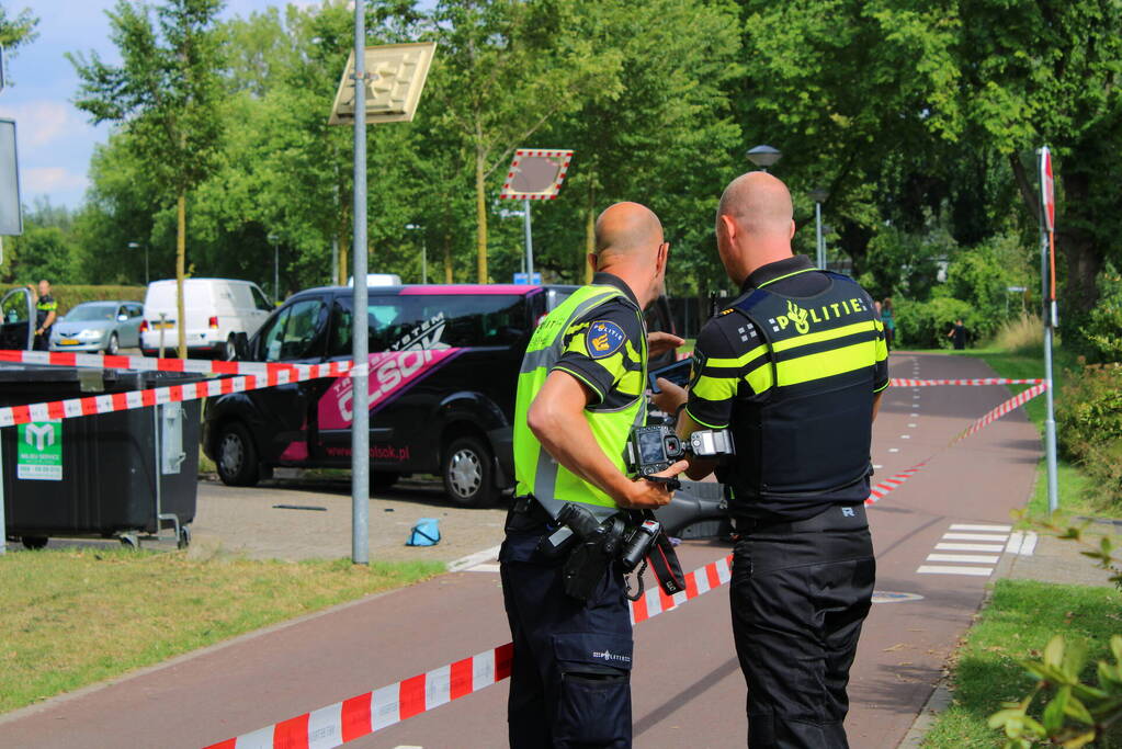 Scooterrijder zwaargewond bij botsing met bestelbus