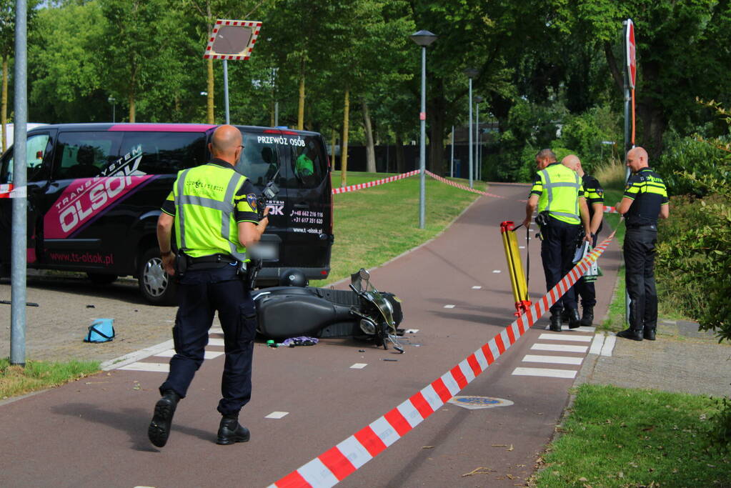 Scooterrijder zwaargewond bij botsing met bestelbus