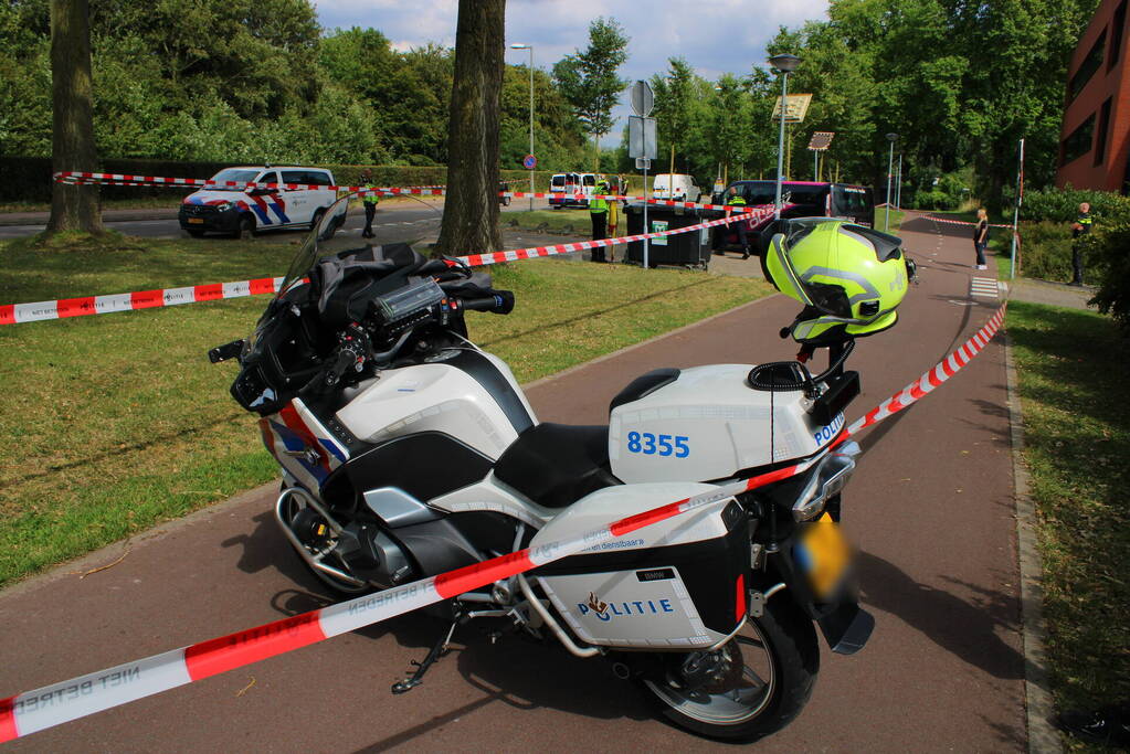 Scooterrijder zwaargewond bij botsing met bestelbus