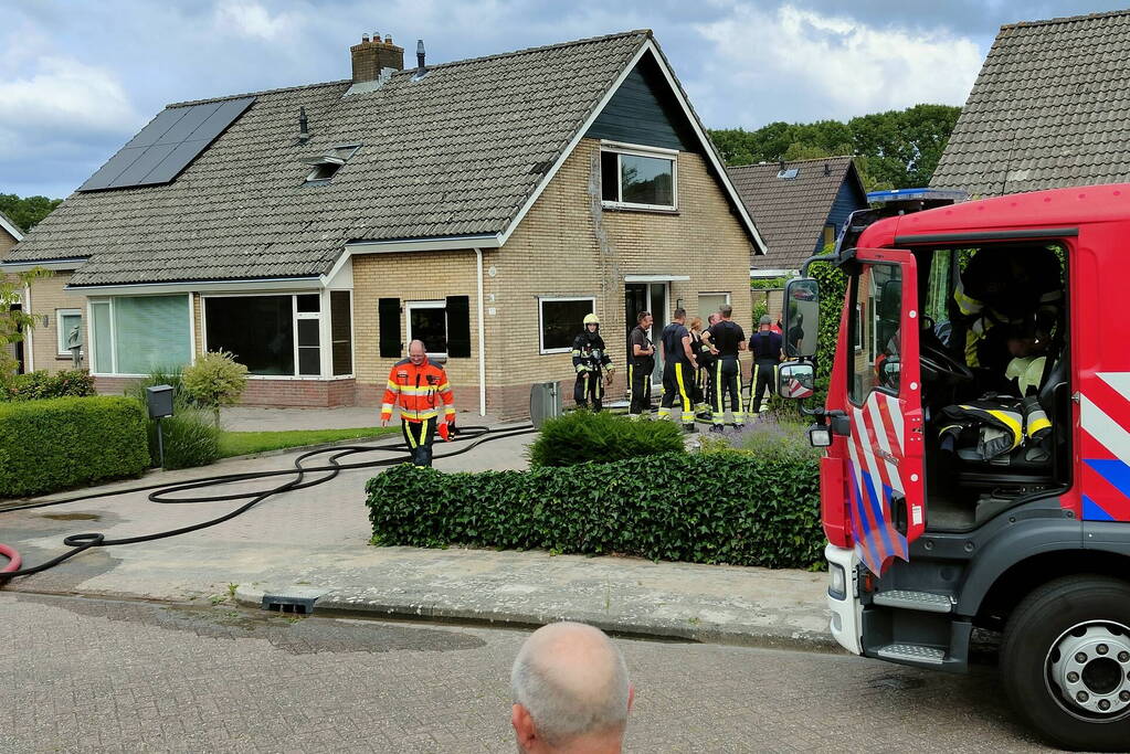 Brandweer redt persoon bij hevige woningbrand