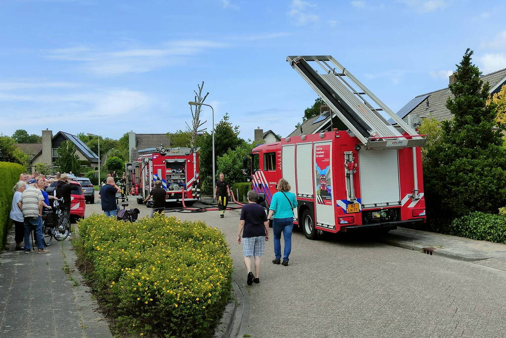 Brandweer redt persoon bij hevige woningbrand