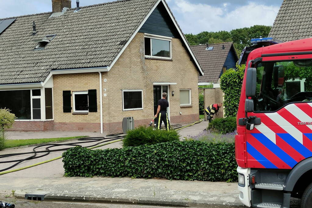 Brandweer redt persoon bij hevige woningbrand