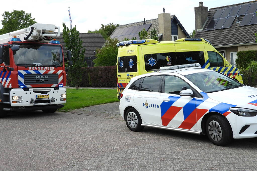 Brandweer redt persoon bij hevige woningbrand