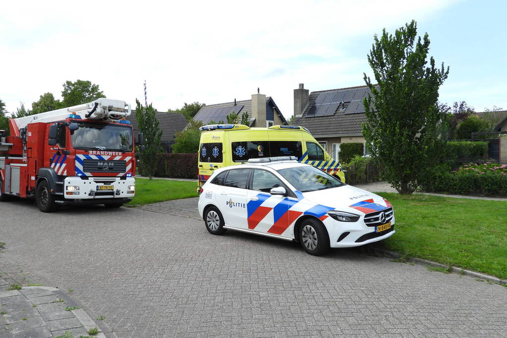 Brandweer redt persoon bij hevige woningbrand