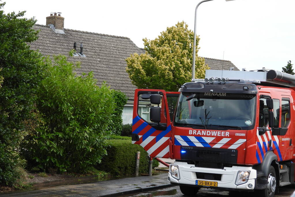 Brandweer redt persoon bij hevige woningbrand