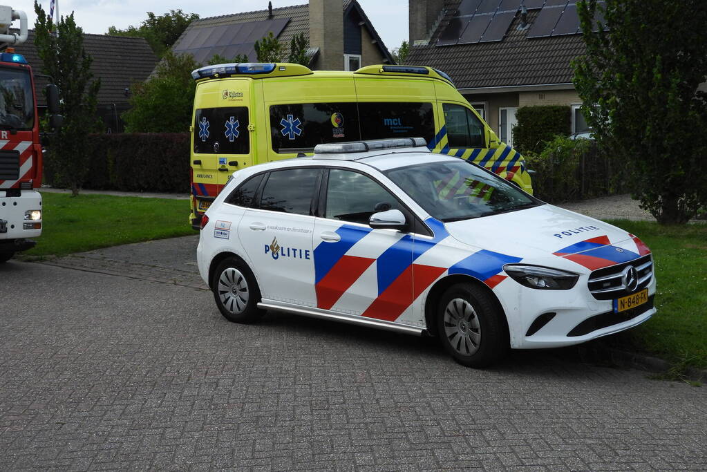 Brandweer redt persoon bij hevige woningbrand