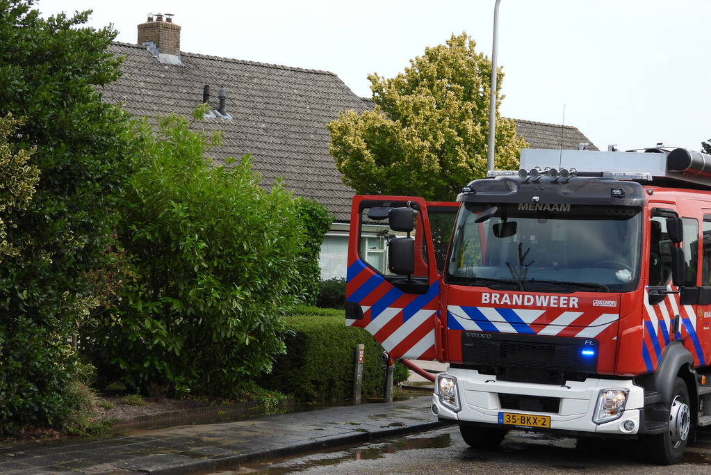 Brandweer redt persoon bij hevige woningbrand