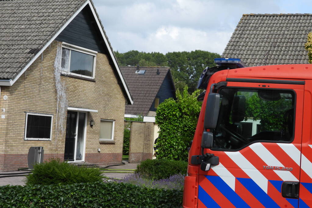 Brandweer redt persoon bij hevige woningbrand