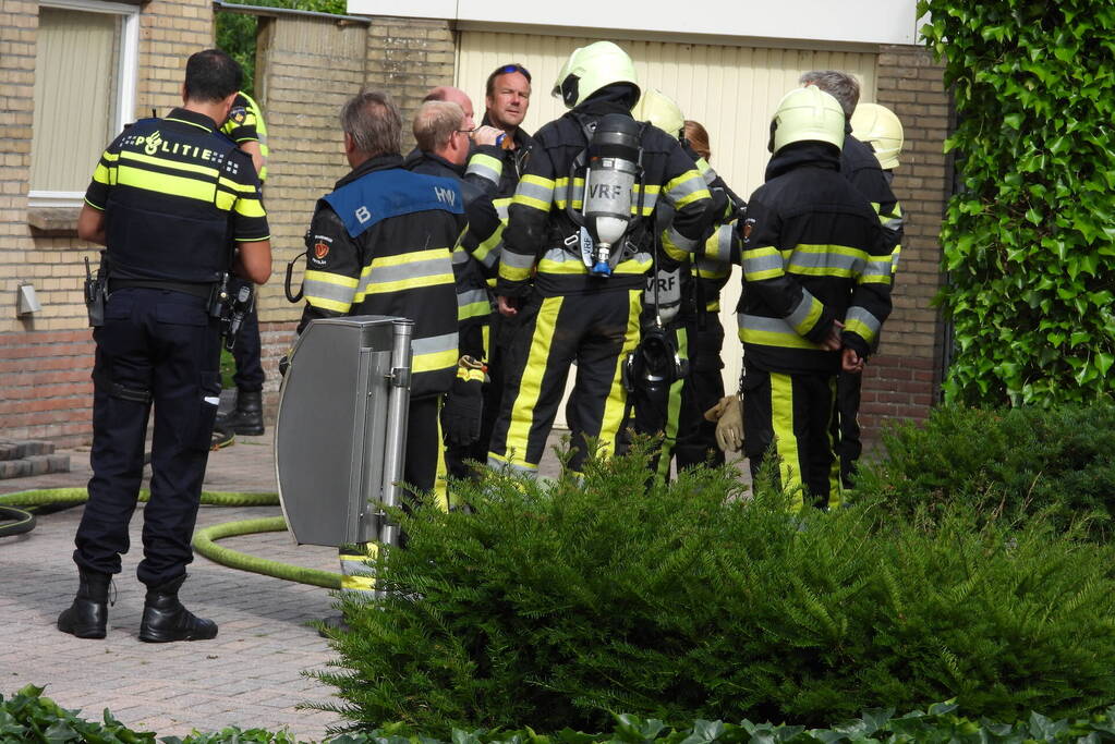 Brandweer redt persoon bij hevige woningbrand