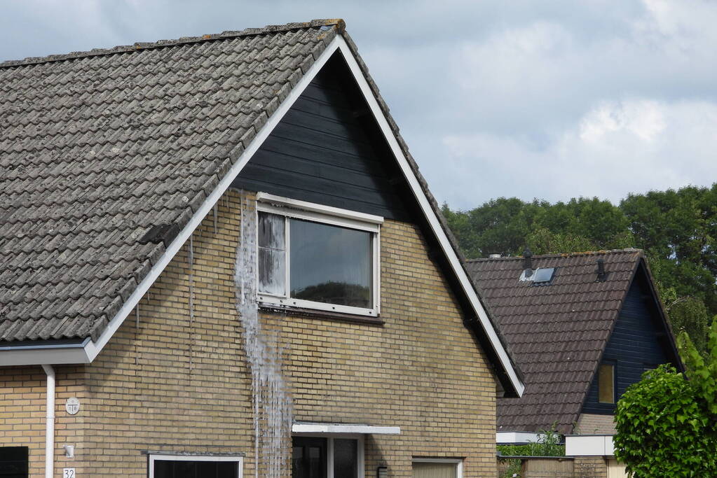 Brandweer redt persoon bij hevige woningbrand