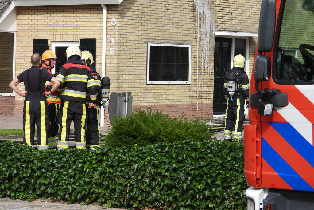 Brandweer redt persoon bij hevige woningbrand