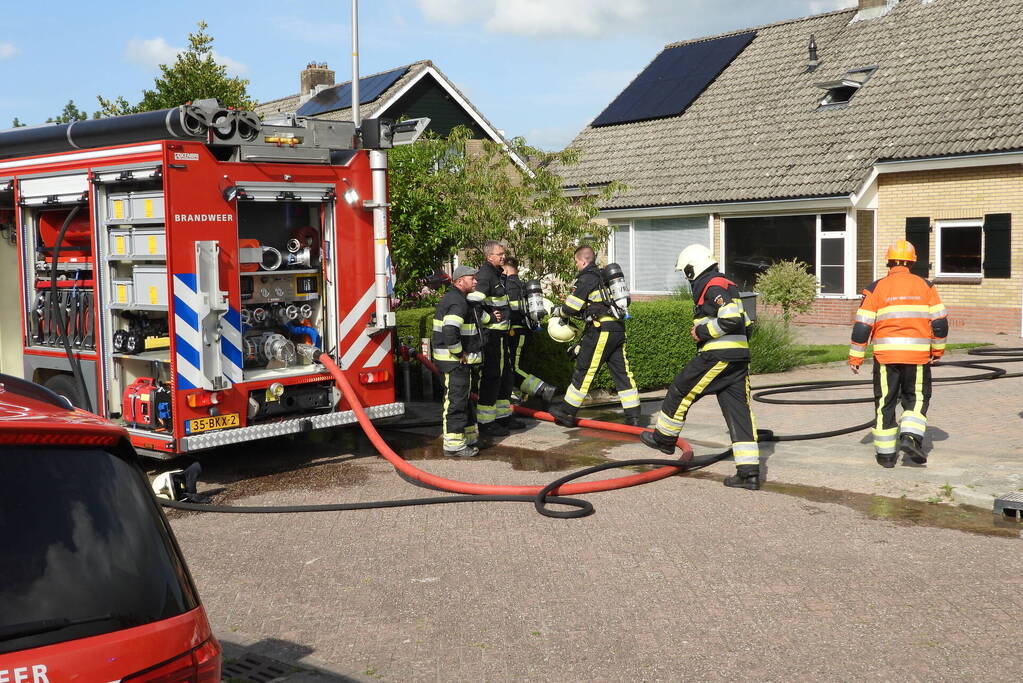 Brandweer redt persoon bij hevige woningbrand