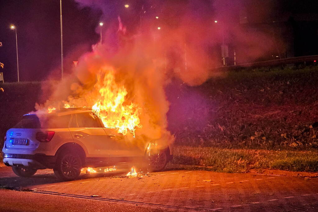 Auto volledig uitgebrand op parkeerplaats