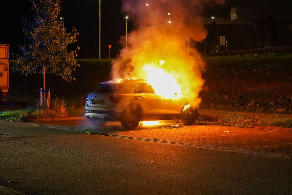 Auto volledig uitgebrand op parkeerplaats