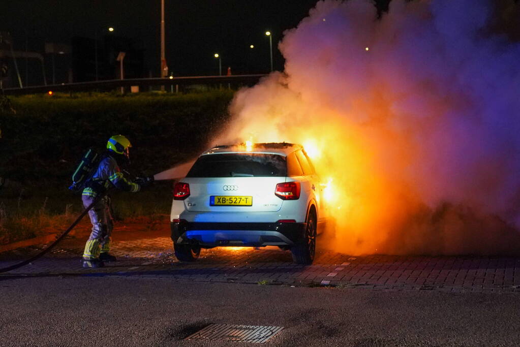 Auto volledig uitgebrand op parkeerplaats