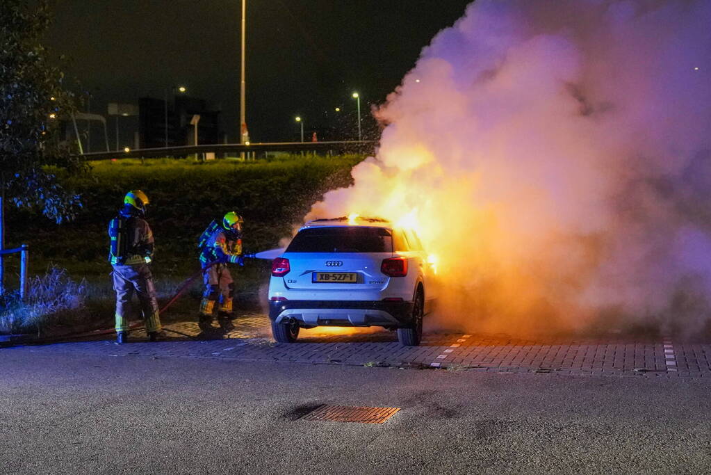 Auto volledig uitgebrand op parkeerplaats