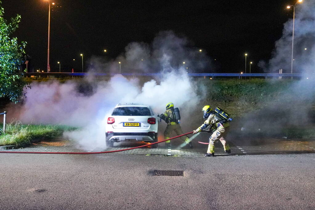 Auto volledig uitgebrand op parkeerplaats